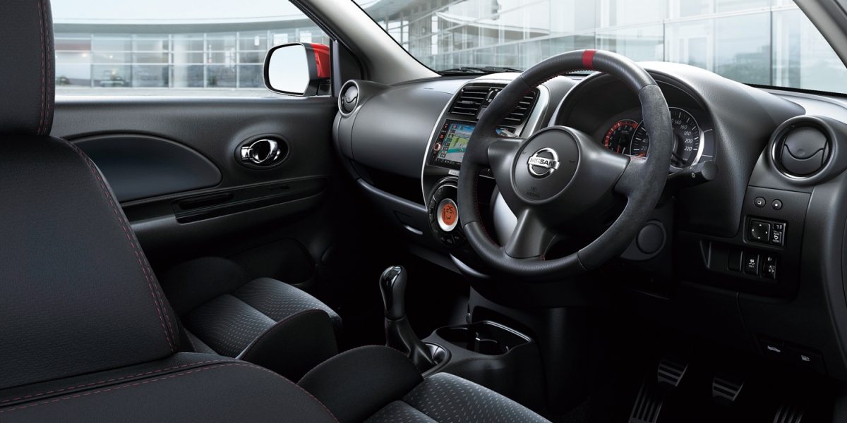 Photo：マーチNISMO S。ボディカラーはブリリアントホワイトパール（3P）〈＃QAB・特別塗装色〉。内装色はブラック〈G〉。 日産オリジナルナビゲーション、4スピーカーはディーラーオプション。※画面はハメ込み合成です。