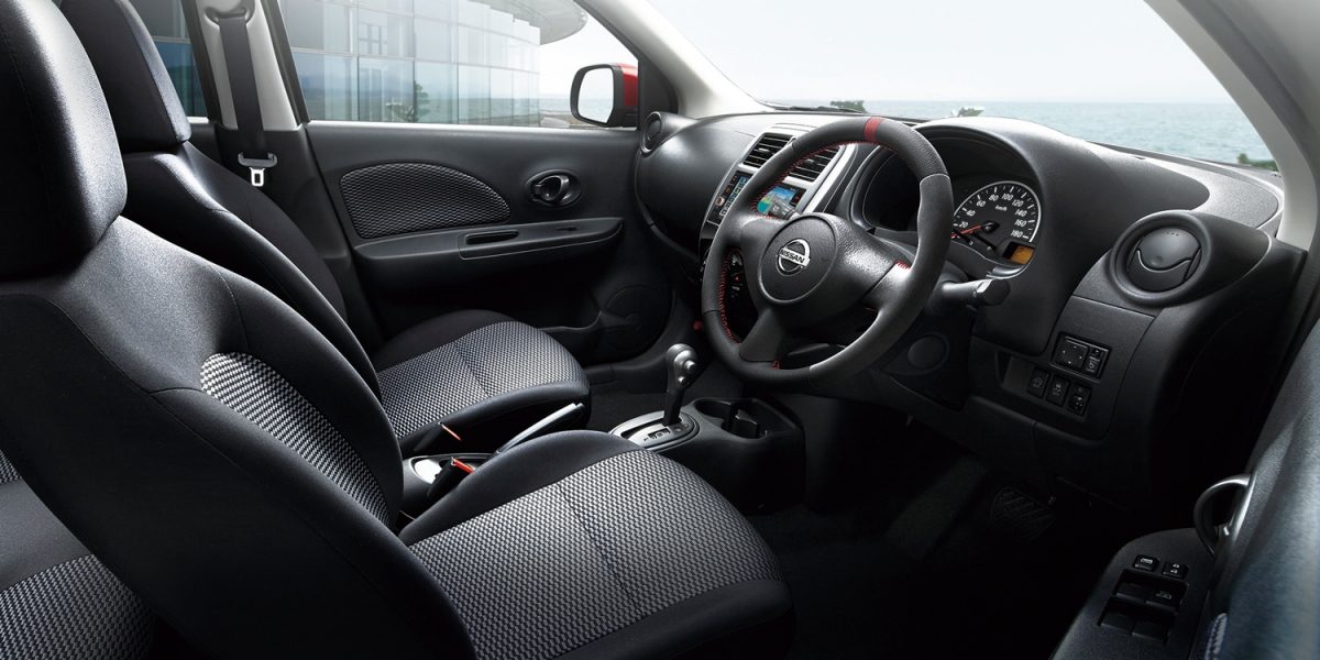 Photo：マーチNISMO。ボディカラーはブリリアントホワイトパール（3P）〈＃QAB・特別塗装色〉。内装色はブラック〈G〉。 日産オリジナルナビゲーション、4スピーカーはディーラーオプション。※画面はハメ込み合成です。