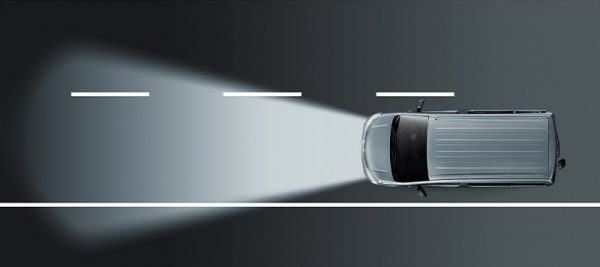 周囲に先行車や対向車がいないときはハイビーム