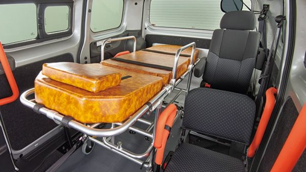 ストレッチャーでの乗車も可能。（オーテック扱いオプション）