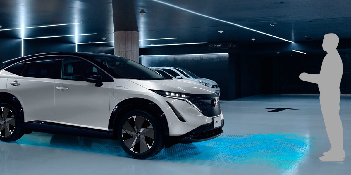 指先だけの簡単操作で、縦列駐車も車庫入れも。