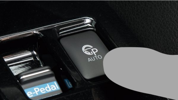 プロパイロットパーキングスイッチを駐車完了まで押し続ける。スイッチを離したり、ブレーキやハンドルを操作すると車両は停止します。