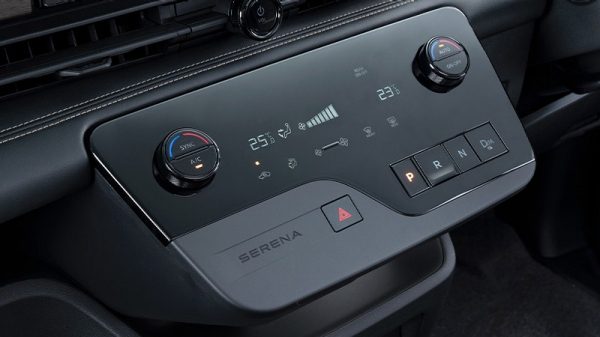 フロントオートエアコン/リヤオートエアコン/エアコン独⽴温度調整機能〈運転席、助⼿席、後席〉