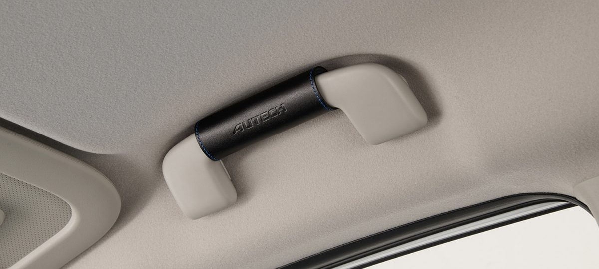 AUTECHアシストグリップカバー（本革、ブラック/ブルーステッチ、「AUTECH」ロゴ入り）