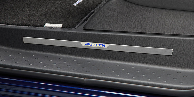 AUTECHドアステップアクセントプレート