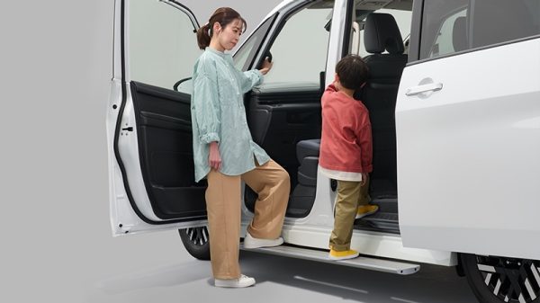 ドアと連動してロングステップが出現。