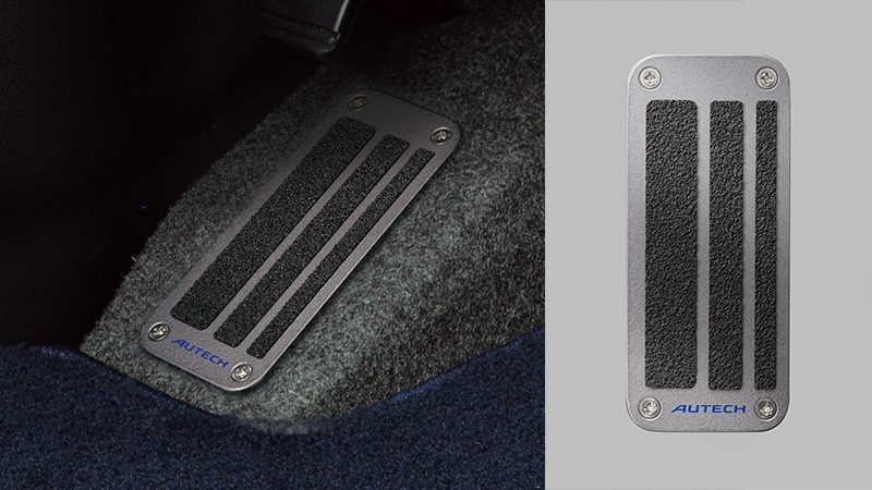 フットレスト（「AUTECH」ロゴ⼊り）