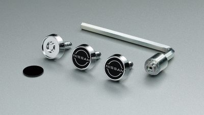 Nissanブランドロゴステッカー付ナンバープレートロック