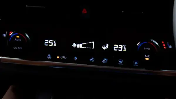 エアコン独立温度調整機能〈運転席、助手席〉