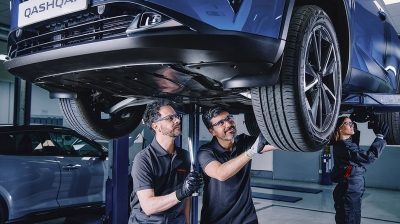 2 men repairing a car