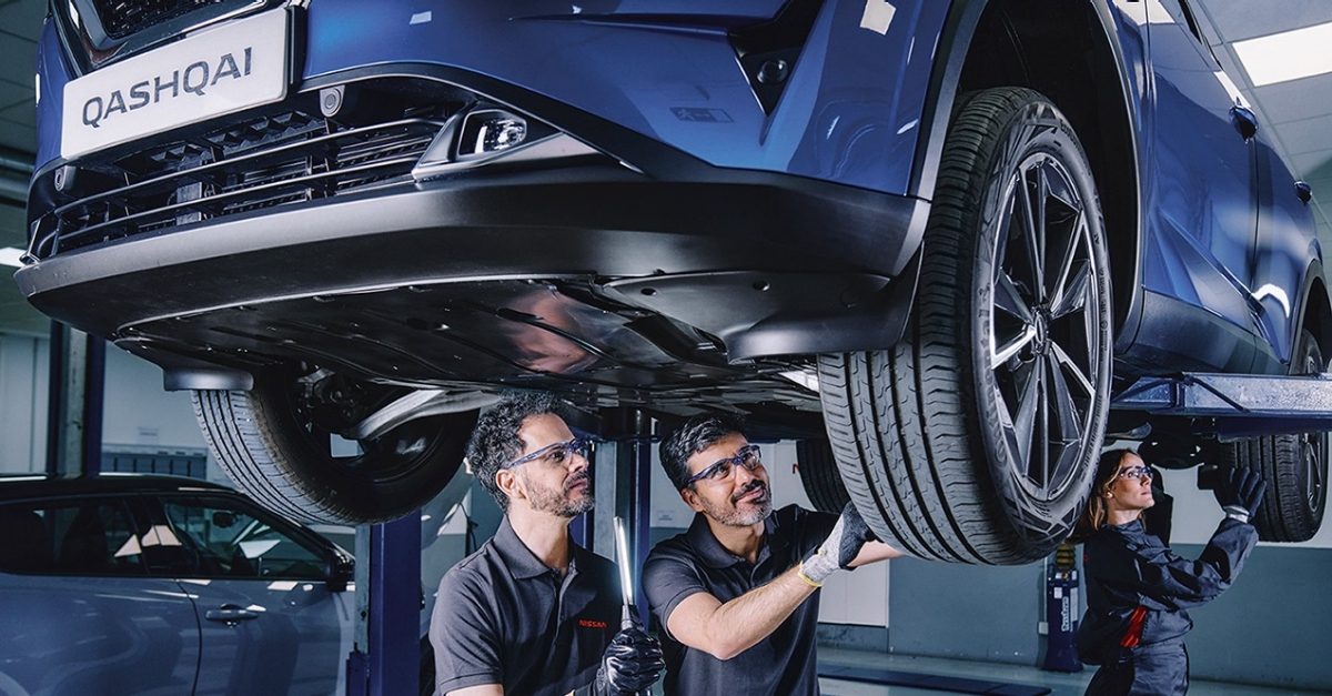 2 men repairing a car