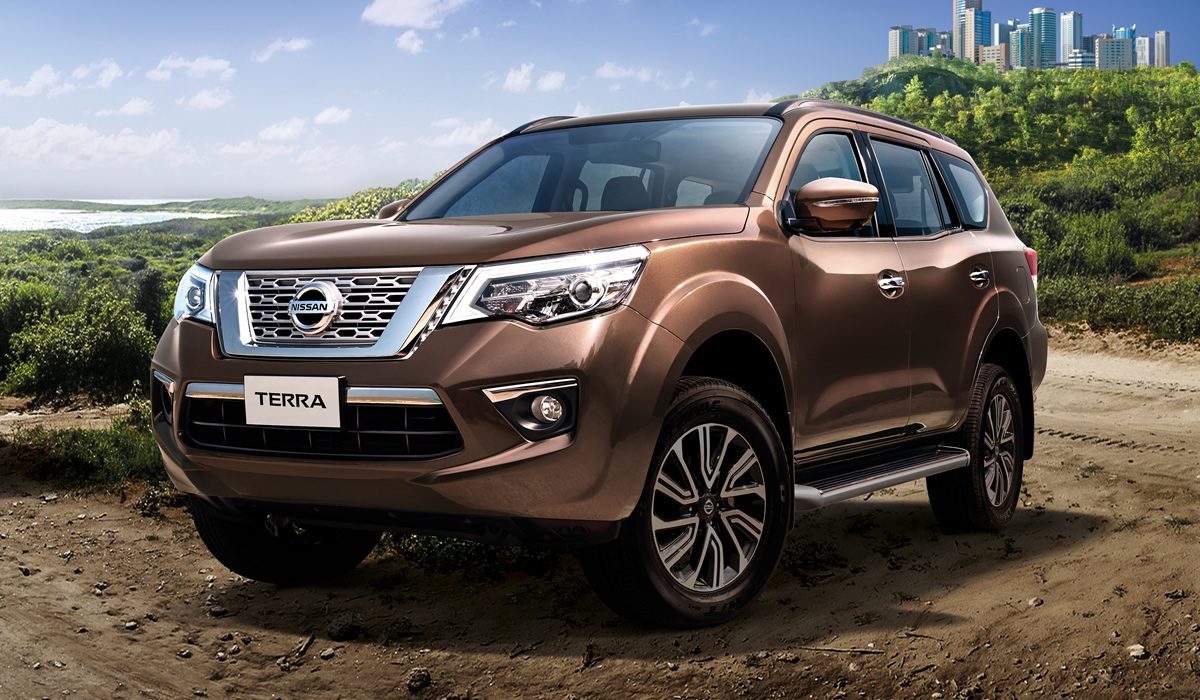 Nissan Terra lái một con đường đất gồ ghề